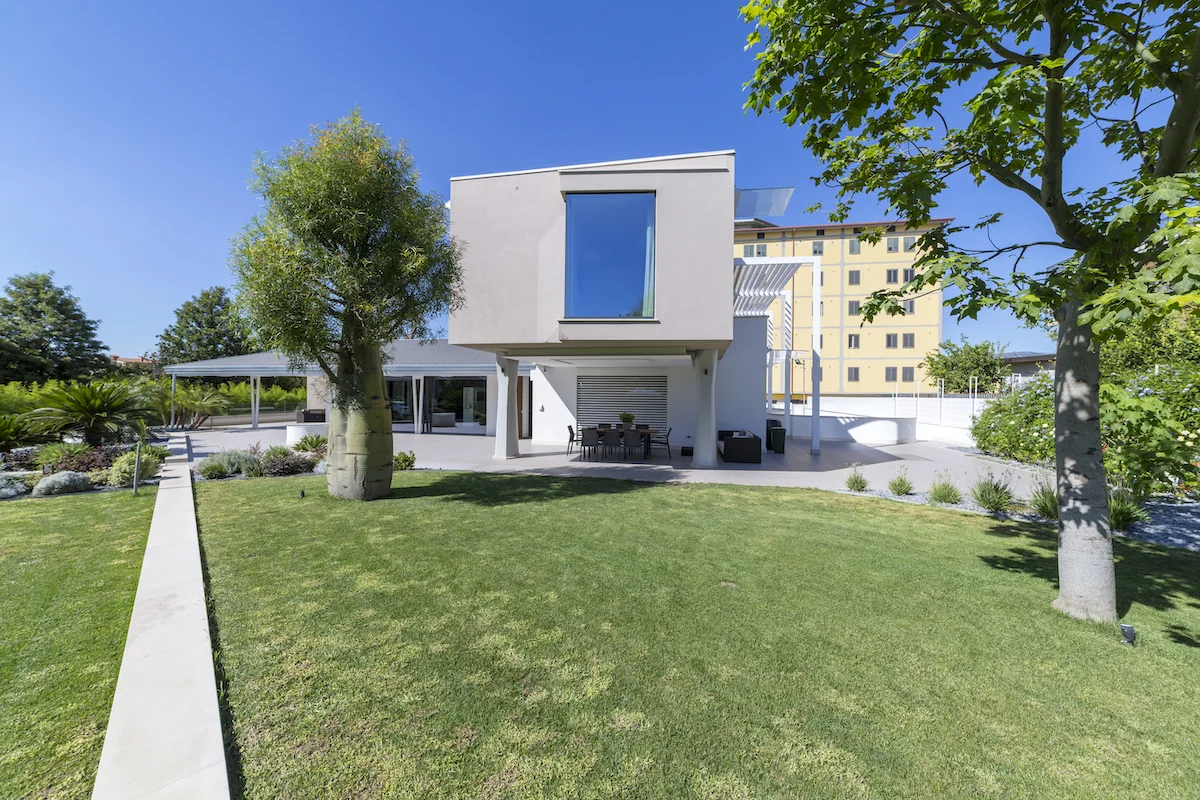 Esterno di villa con infissi in alluminio