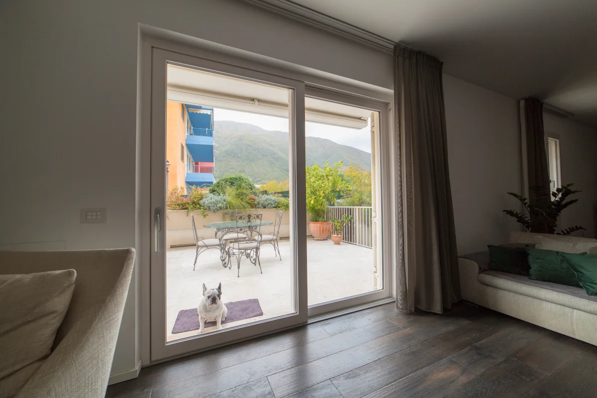 Esterno di villa con infissi in PVC
