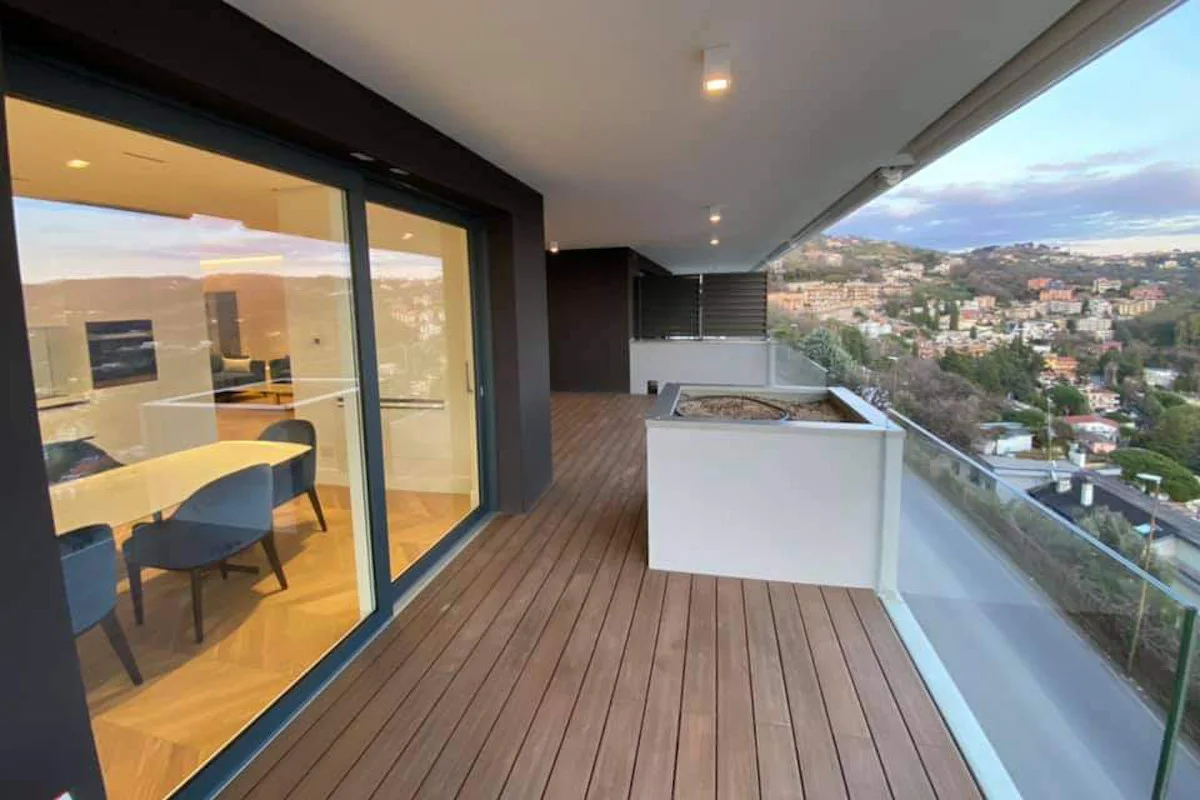 Scorrevole in PVC e alluminio verso il balcone