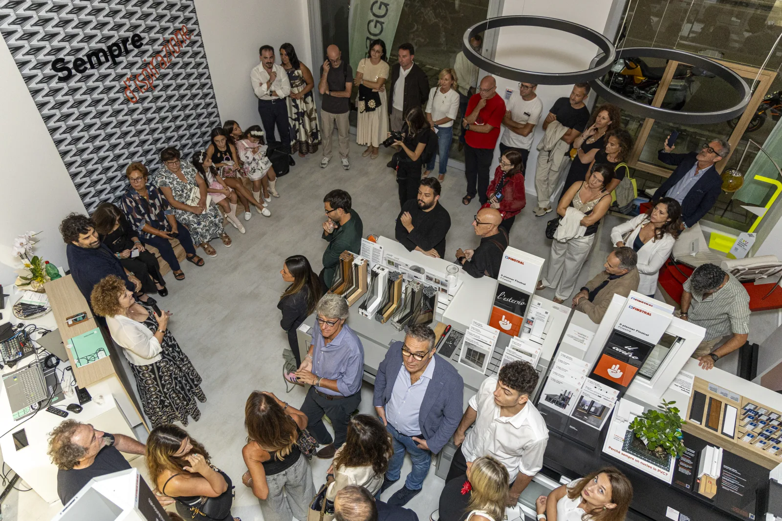Platea dell evento nello showroom di Salerno del 19 settembre 2026