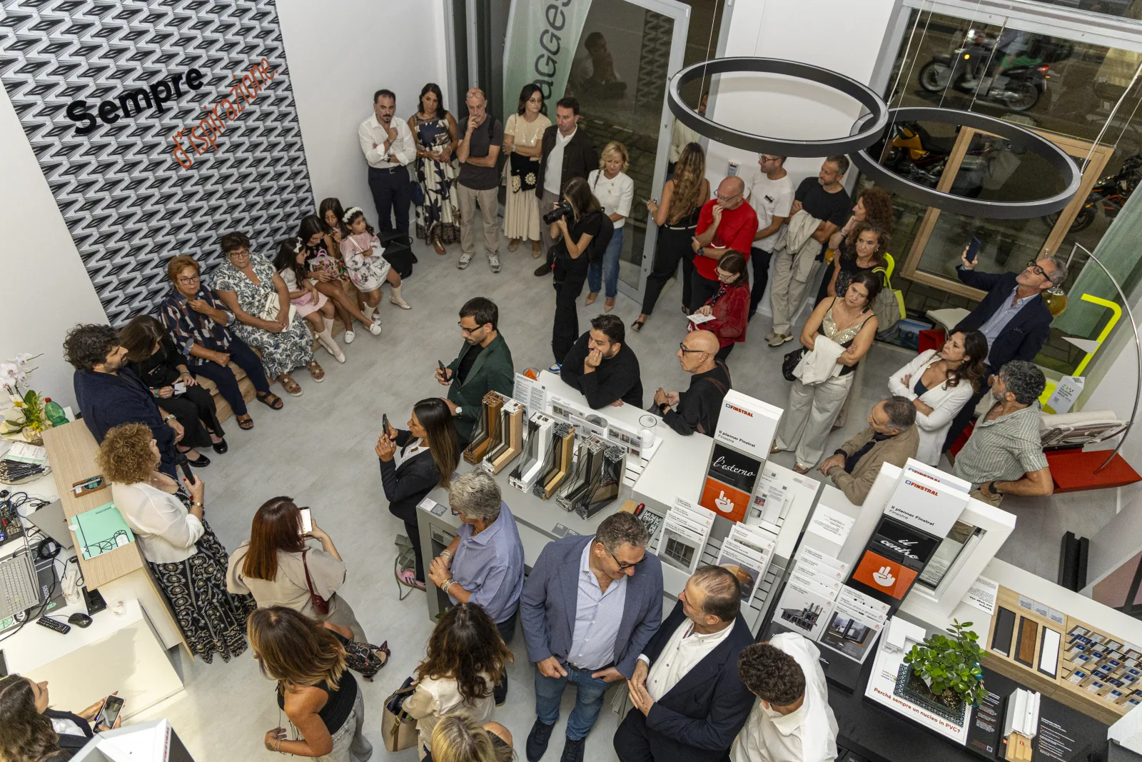 Pubblico della Salerno Design Week nello showroom Saggese del 19 settembre 2026