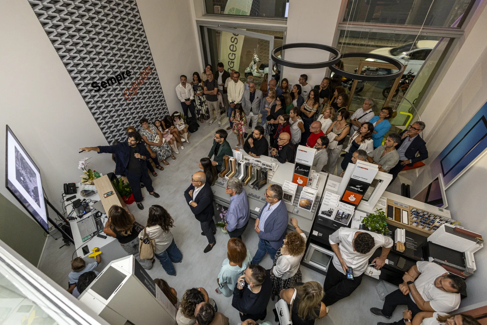 Pubblico nel nuovo showroom visto dall alto del 19 settembre 2026