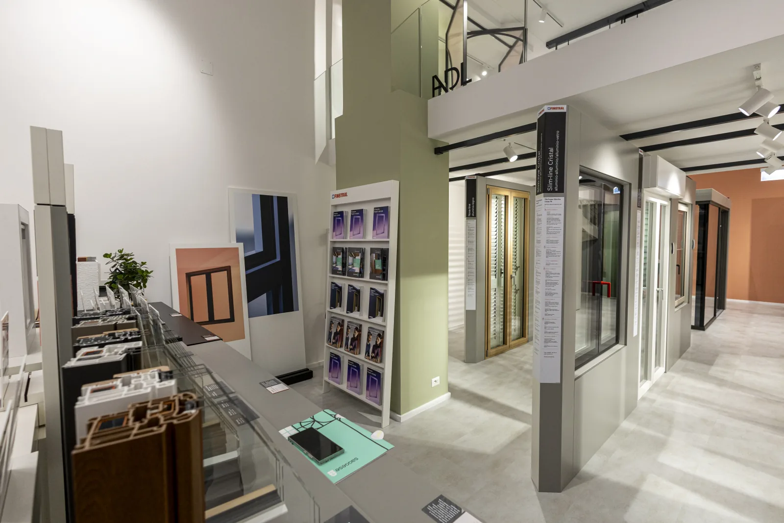 Area consulenza e campioni nello showroom Saggese di Salerno