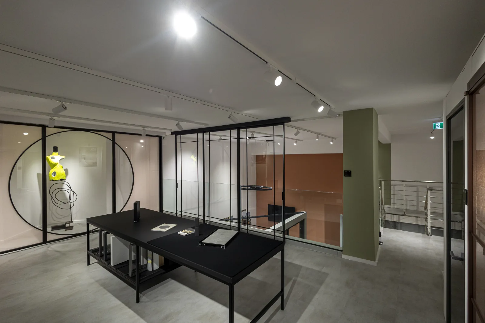 Tavoli per la consulenza nello showroom Saggese di Salerno