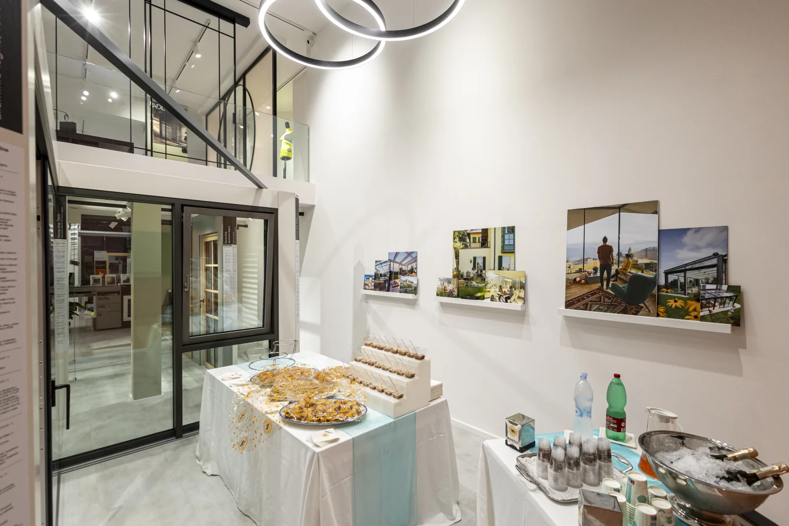Campioni di materiali e finiture esposti nello showroom Saggese Salerno