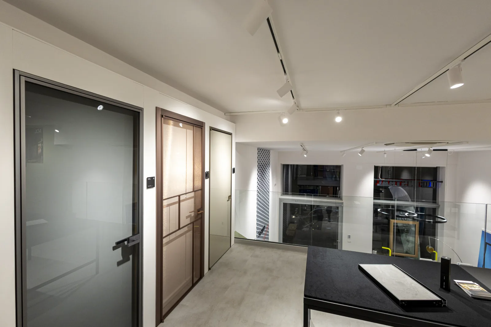 Galleria di porte interne esposte nello showroom Saggese Salerno