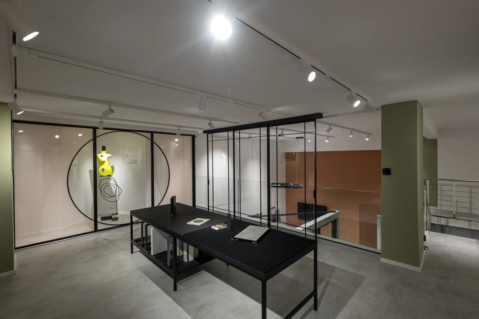 Pareti e porte vetrate esposte nello showroom Saggese di Salerno