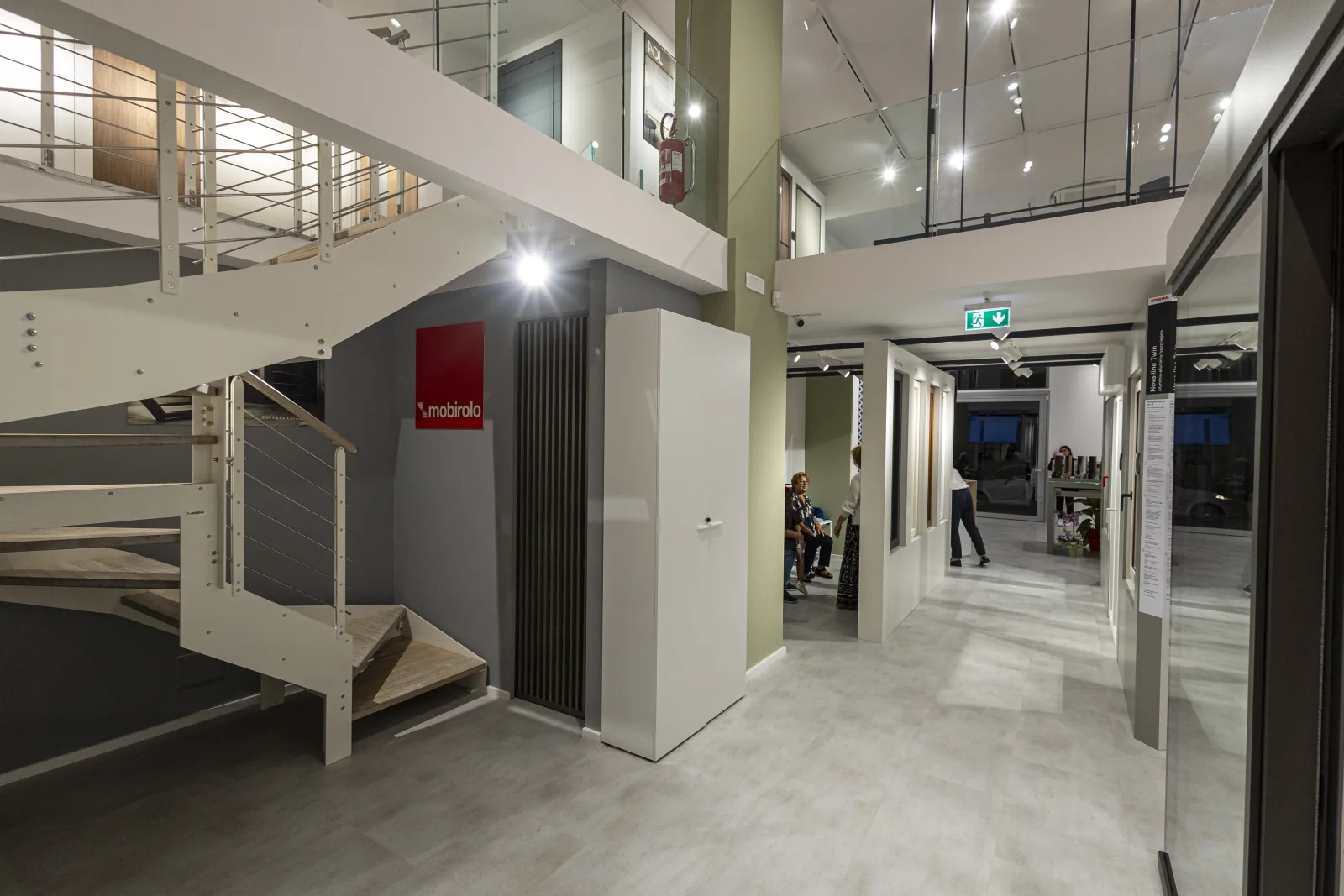 Percorso tra porte e serramenti nello showroom Saggese di Salerno