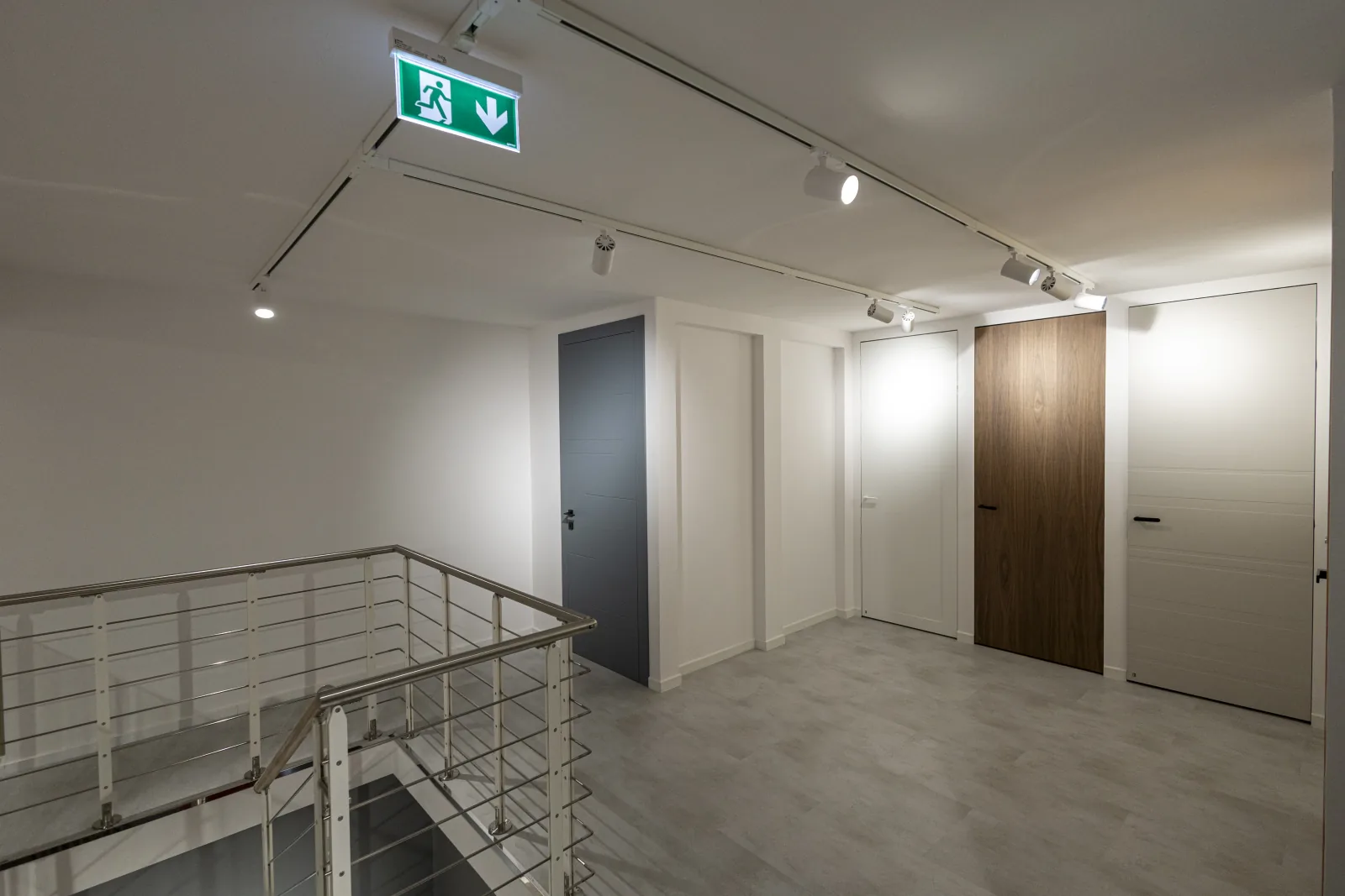 Piano superiore con porte e finiture nello showroom di Salerno