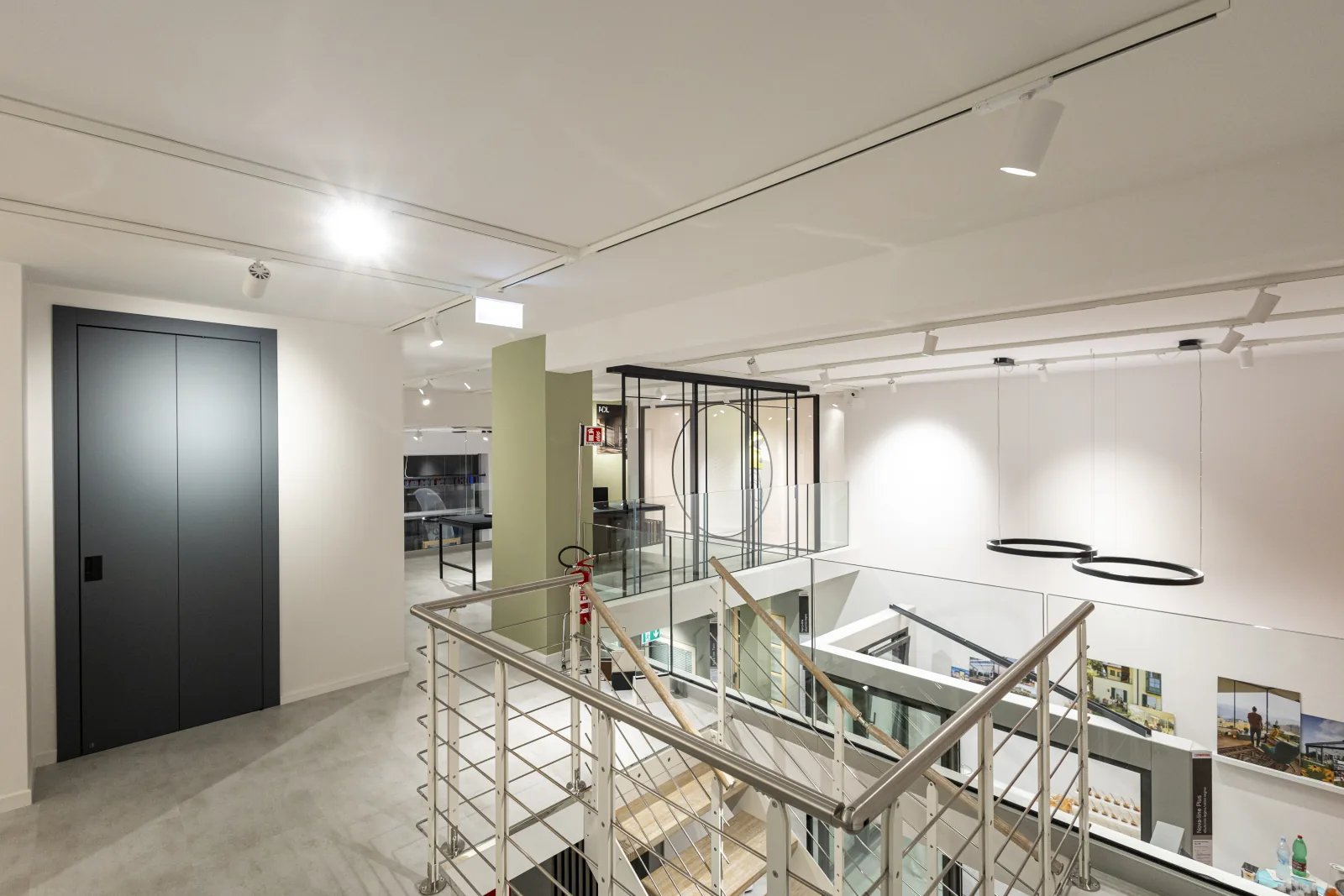 Porte interne dalle finiture moderne nello showroom Saggese Salerno