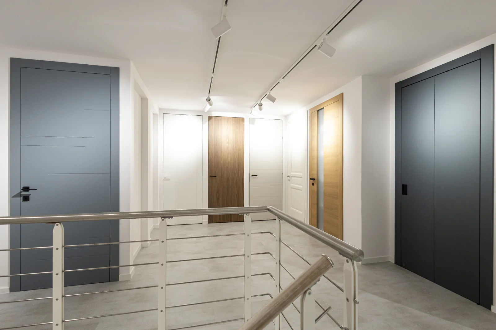 Porte interne esposte al piano superiore dello showroom di Salerno
