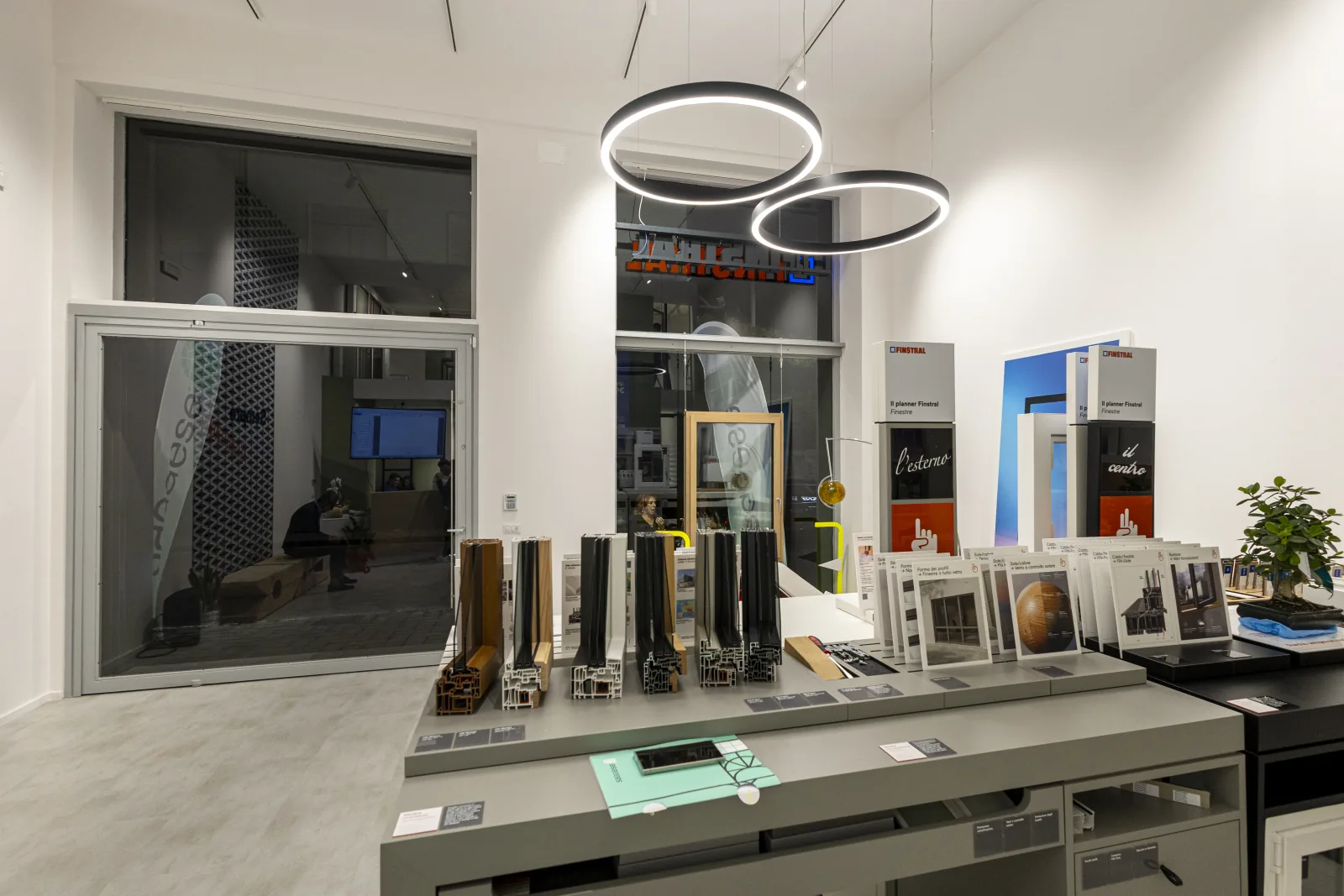 Scala interna ed esposizione di infissi nello showroom di Salerno
