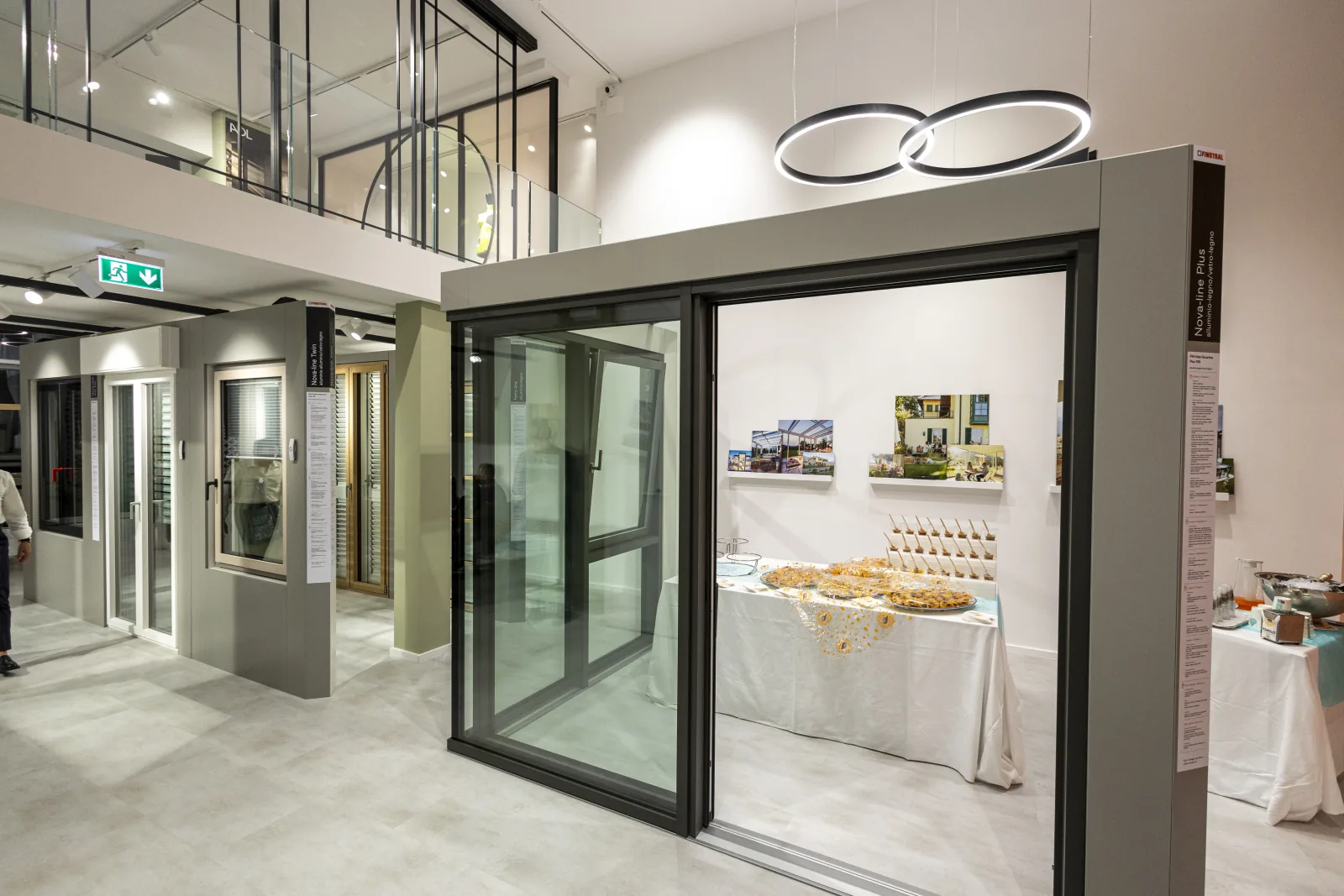 Vetrata scorrevole a tutta altezza nello showroom Saggese Salerno