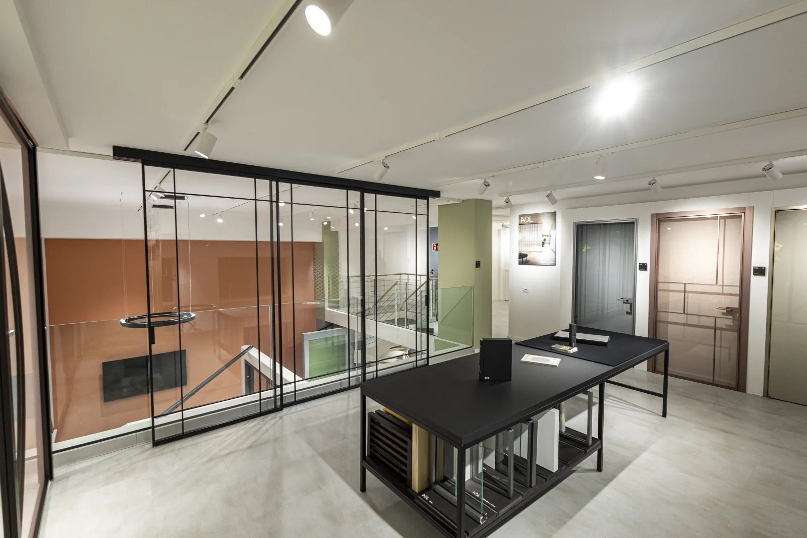 Vetrate scorrevoli e tavoli consulenza nello showroom di Salerno