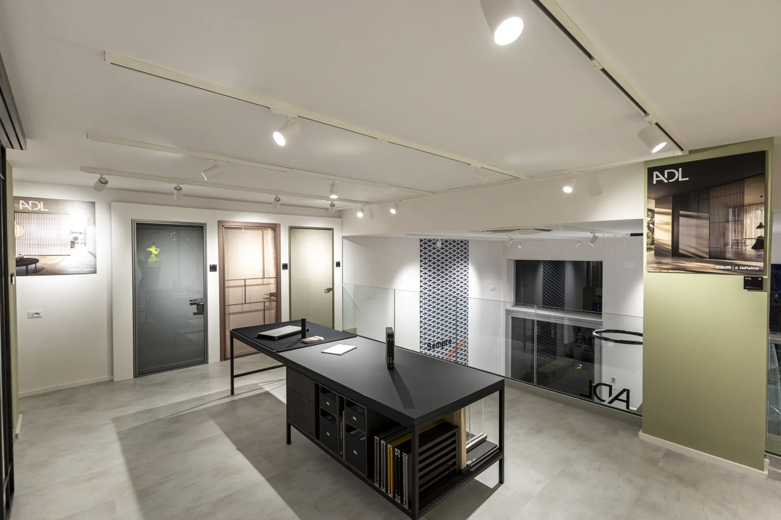 Zona dedicata alle vetrate nello showroom Saggese di Salerno